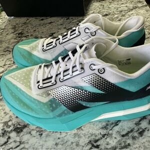 New Balance Women's supercomp elite v4 size 8 WIDE